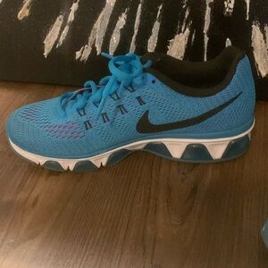 Nike size 7.5, the colors are black Nike swoosh, turquoise, dark pink, white